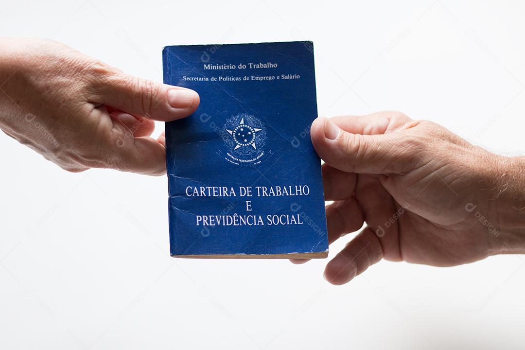 Carteira de trabalho brasileira. Escrito Carro de Trabalho e Previdência Social