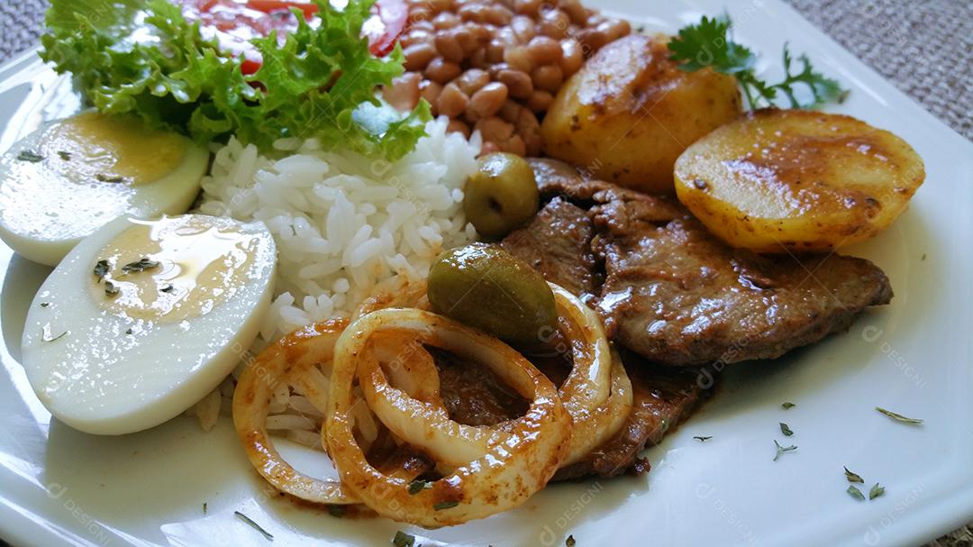 Tradicional prato de comida brasileira com feijão de arroz e carne