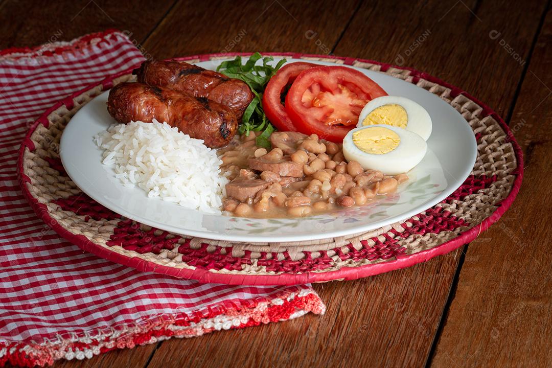 Prato tradicional da comida brasileira. Fundo de madeira rústica