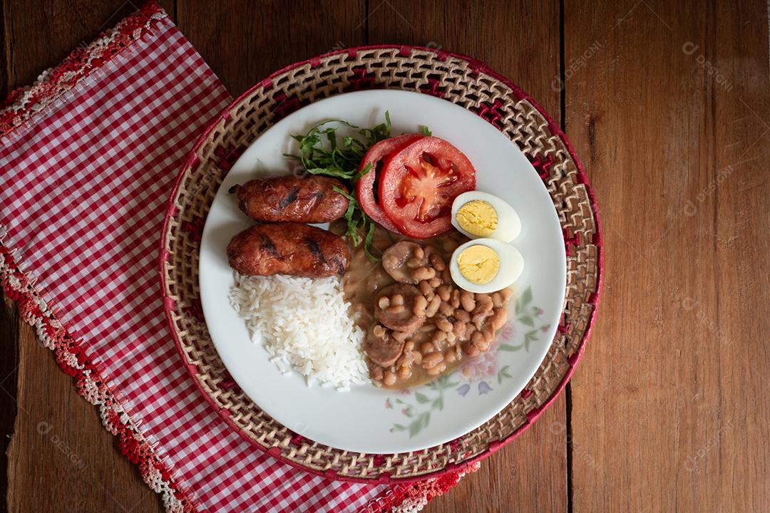 Prato tradicional da comida brasileira. Fundo de madeira rústica