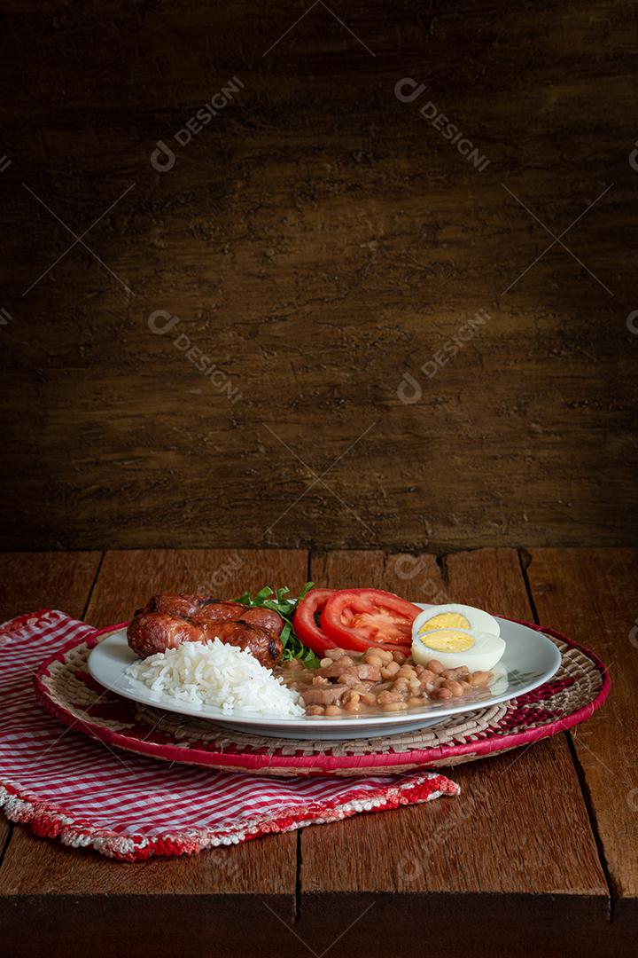Prato tradicional da comida brasileira. Fundo de madeira rústica