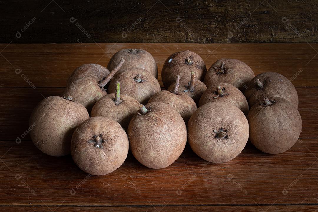 Sapotis fruta exótica de perto vista da textura. Madeira rústica