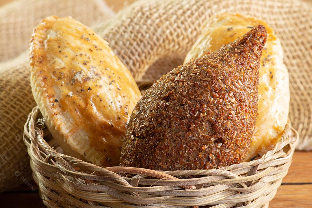 Kibbeh e pastel. Lanche brasileiro na mesa