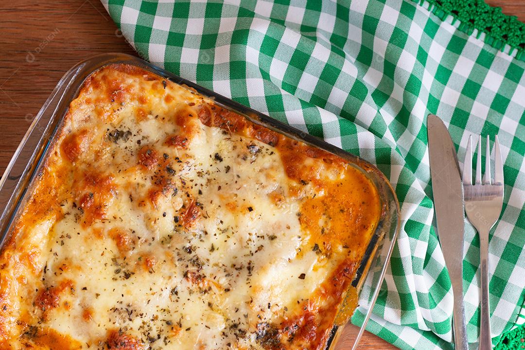 Lasanha italiana tradicional com queijo. Em um fundo de madeira