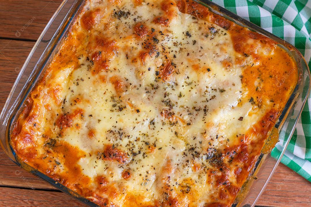Lasanha italiana tradicional com queijo. Em um fundo de madeira