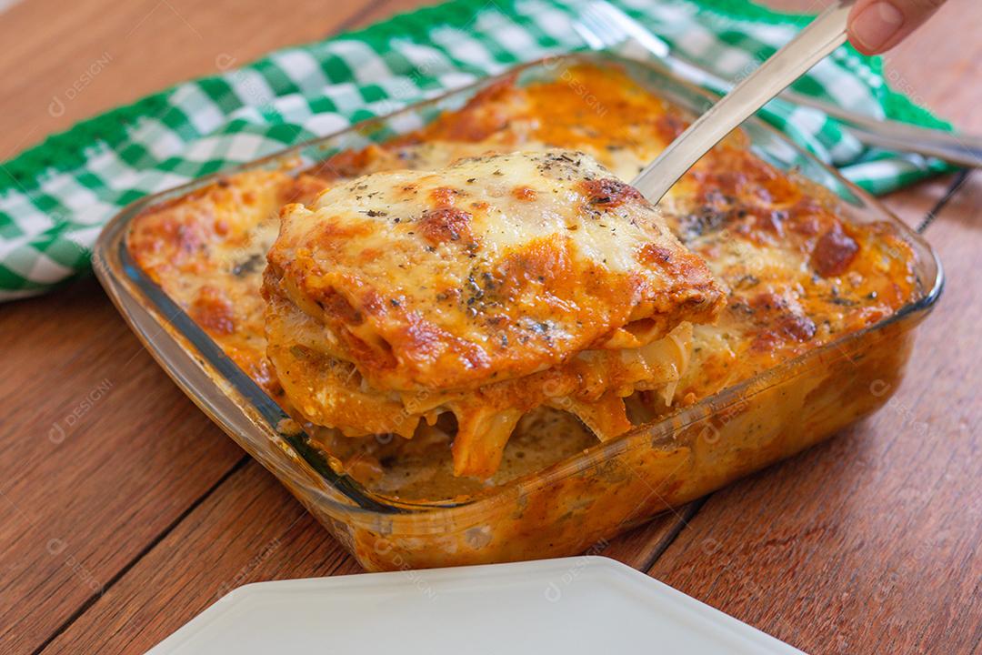 Lasanha italiana tradicional com queijo. Em um fundo de madeira