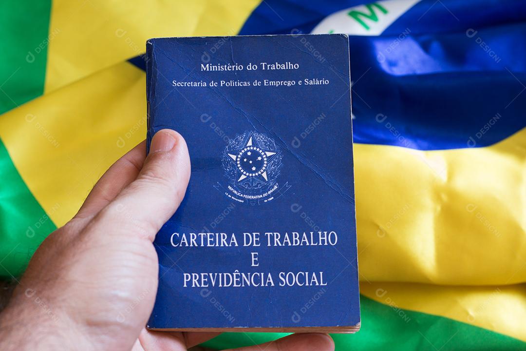 carteira de trabalho brasileira. Escrito Cartão de Trabalho e Segurança Social em português