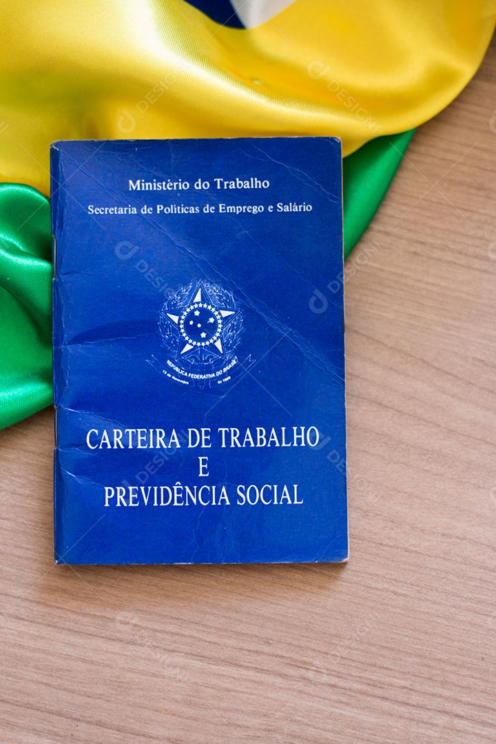 carteira de trabalho brasileira. Escrito Cartão de Trabalho e Segurança Social em português
