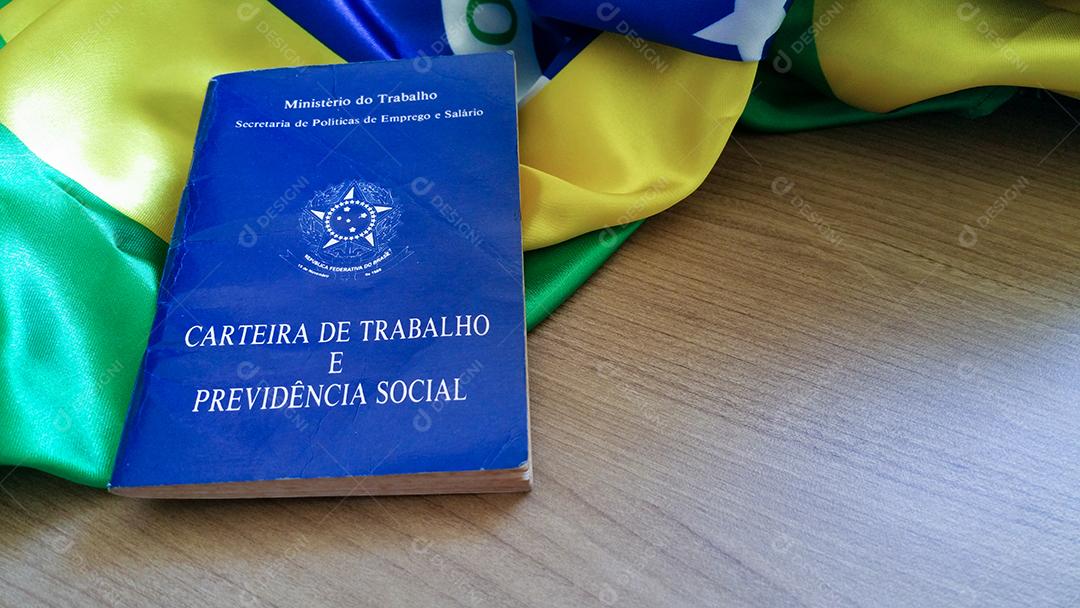 carteira de trabalho brasileira. Escrito Cartão de Trabalho e Segurança Social em português
