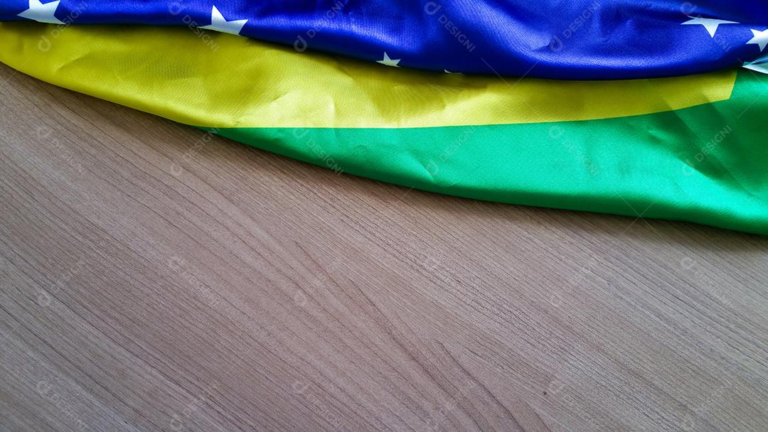 Bandeira do Brasil. Fundo de madeira