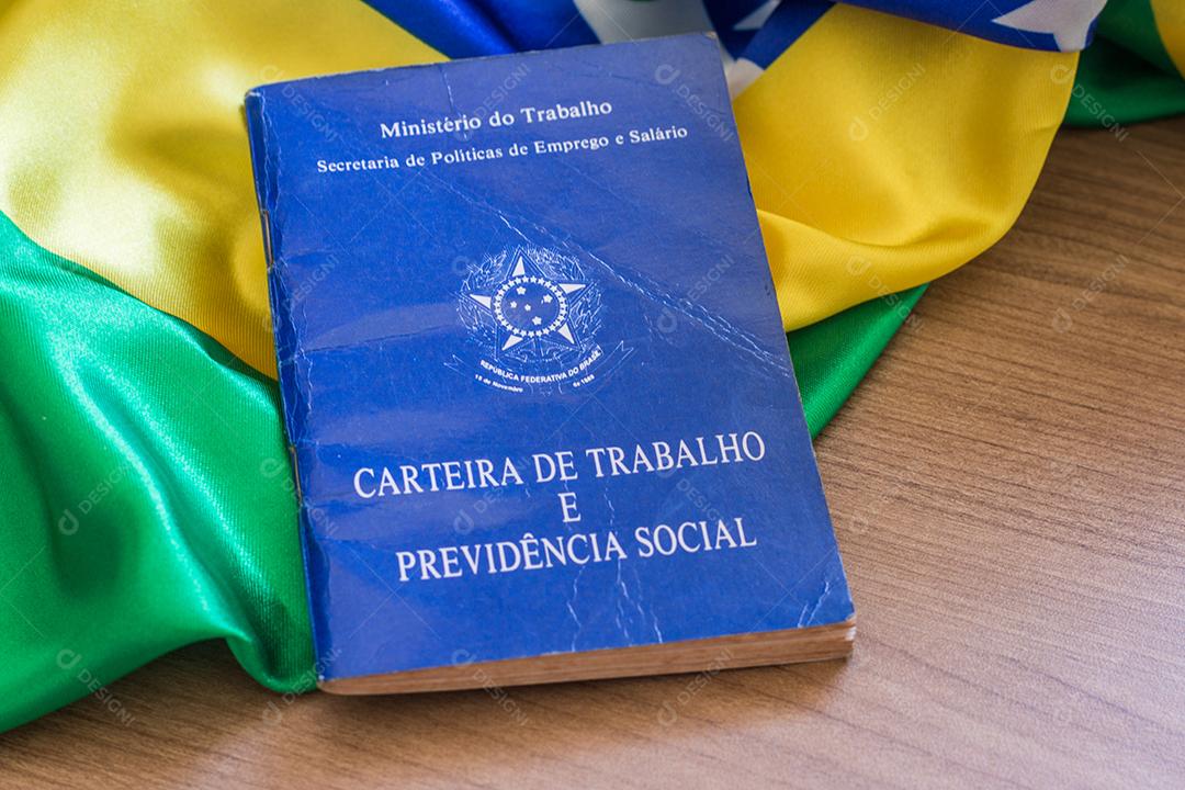 Carteira de trabalho brasileira. Escrito Carteira de Trabalho e Previdência Social