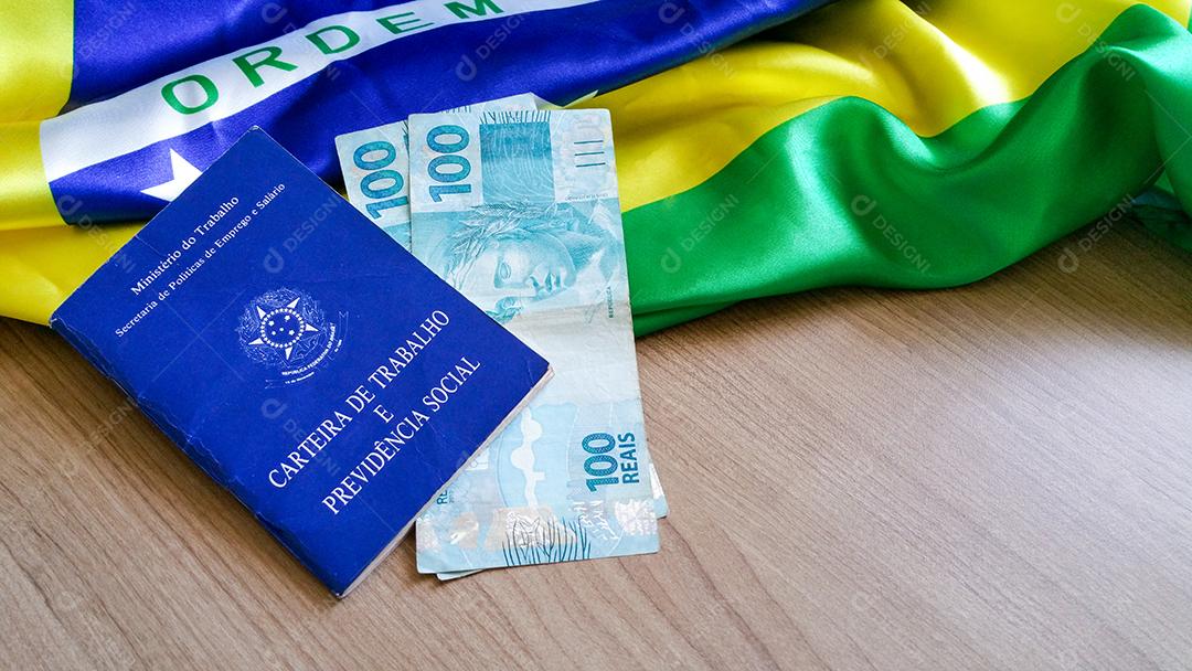Carteira de trabalho brasileira. Escrito Carteira de Trabalho e Previdência Social