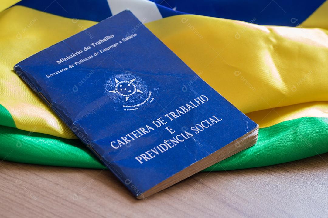 Carteira de trabalho brasileira. Escrito Carteira de Trabalho e Previdência Social