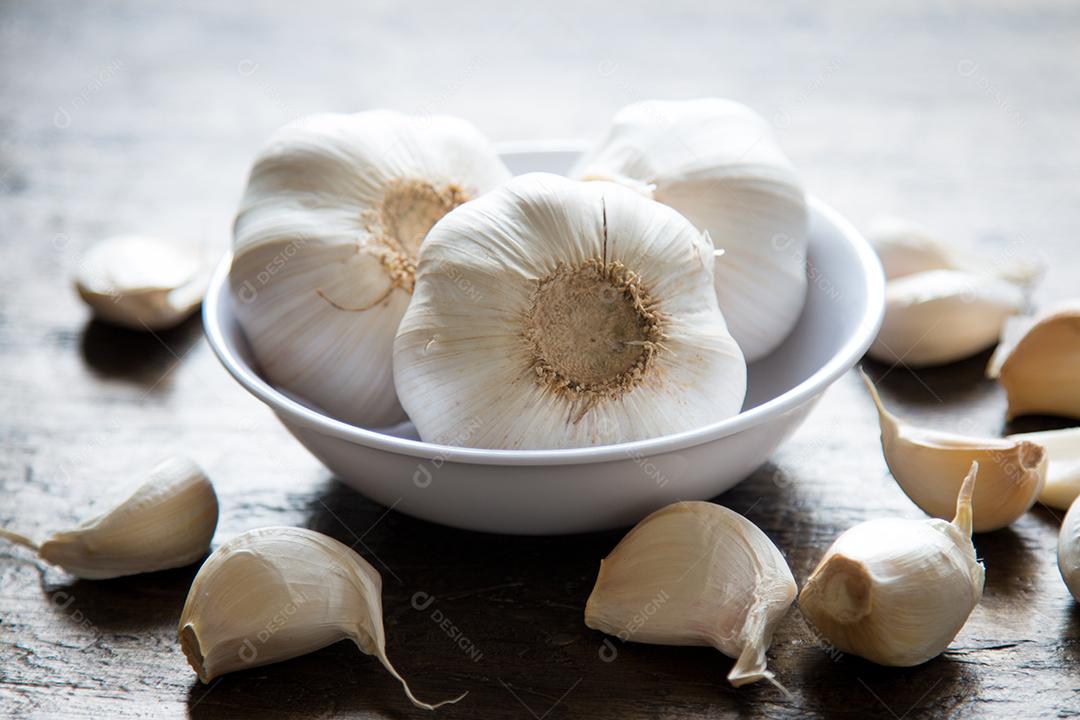 grupo de alho em uma mesa