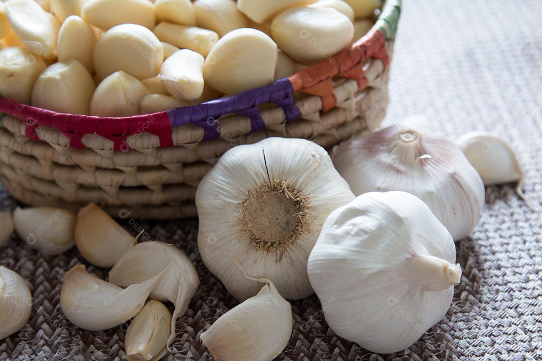 Alho fresco - Alho descascado na cesta