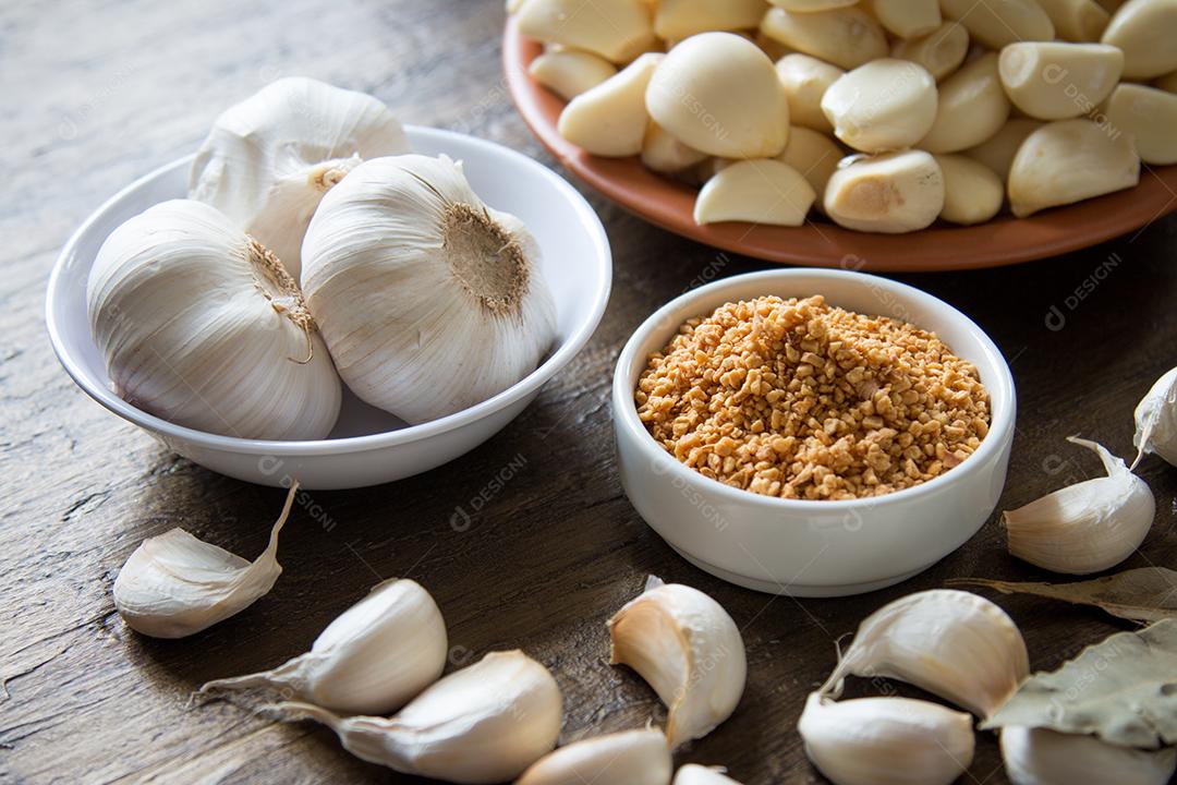 grupo de alho em uma mesa