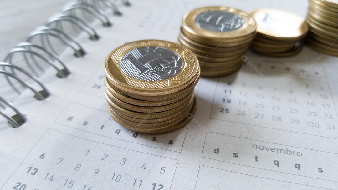 Moedas de 1 real no calendário. Conceito financeiro