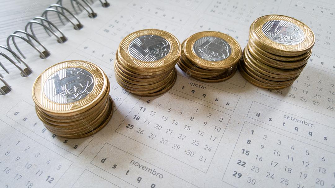 Moedas de 1 real no calendário. Conceito financeiro