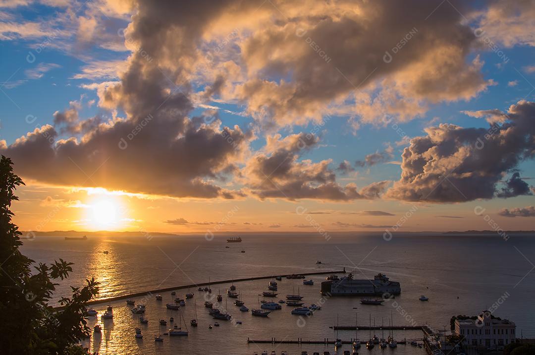 Vista do pôr do sol na Baía de Todos os Santos em Salvador, Bahia, Brasil