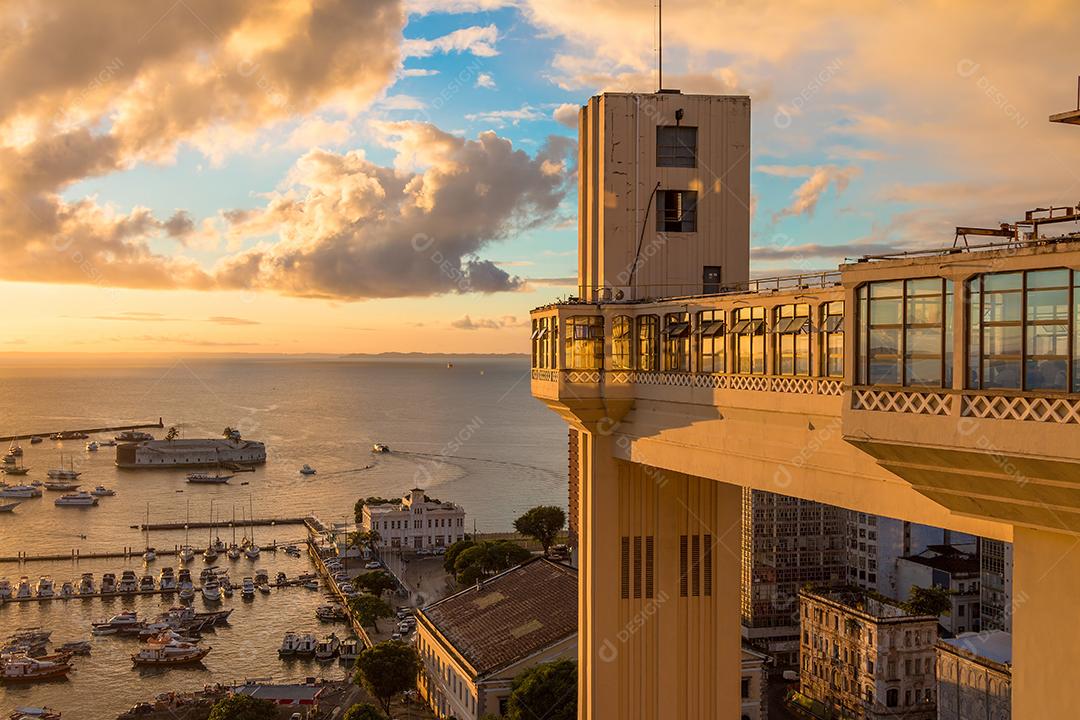 Vista do pôr do sol do Elevador Lacerda no Centro Histórico