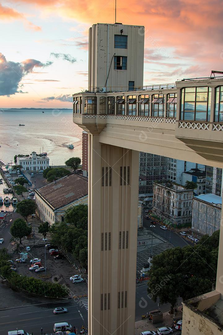 Vista do pôr do sol do Elevador Lacerda no Centro Histórico