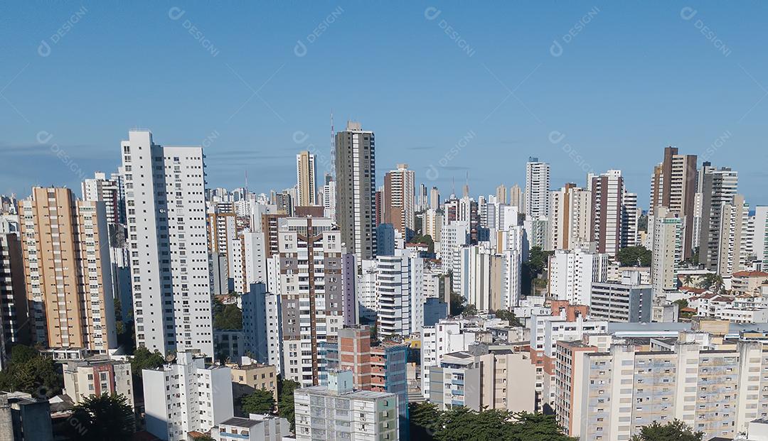 Vista aérea de drones. Vista dos prédios. Densidade urbana