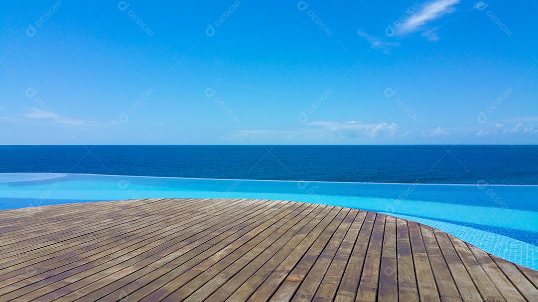 Piscina infinita com vista para o mar e céu azul