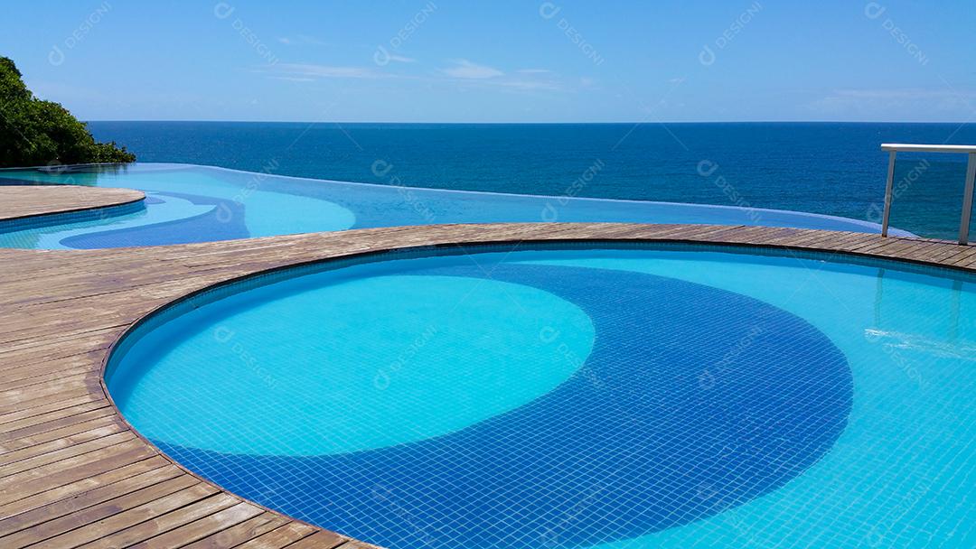 Piscina infinita com vista para o mar e céu azul