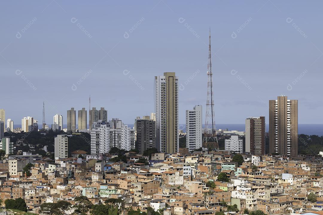 paisagem com contraste social urbano em Salvador Bahia Brasil