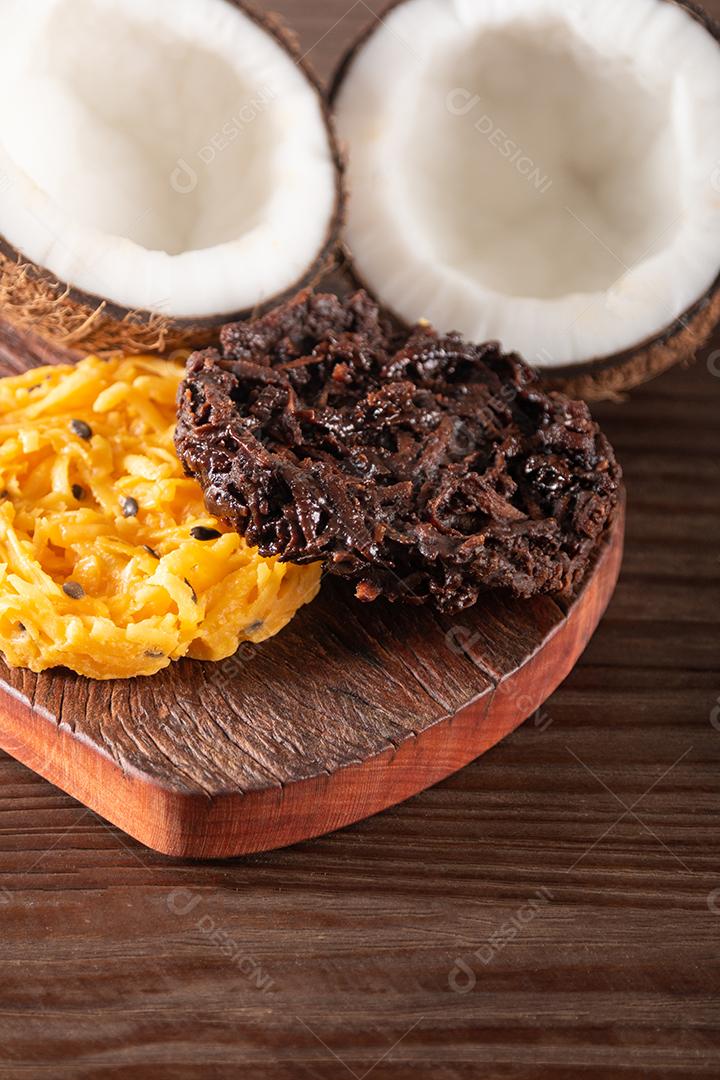 Doce de coco cocada em fundo de madeira rústica