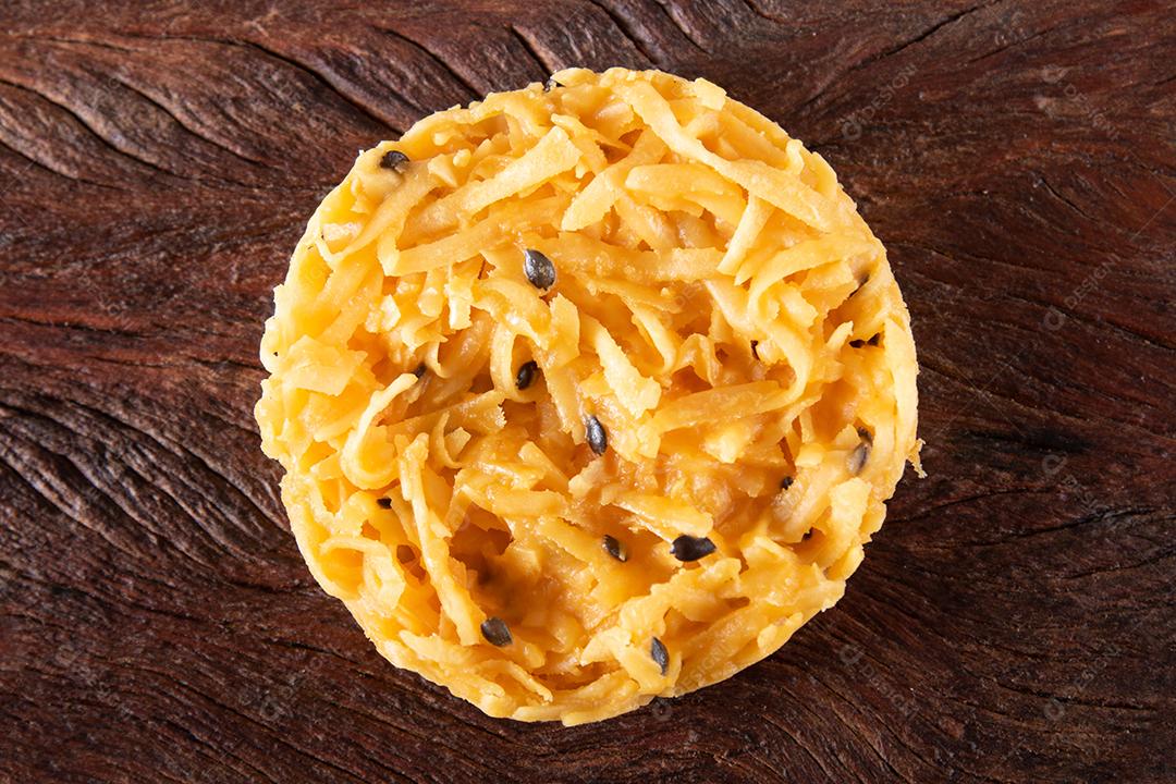 Doce de coco cocada em fundo de madeira rústica