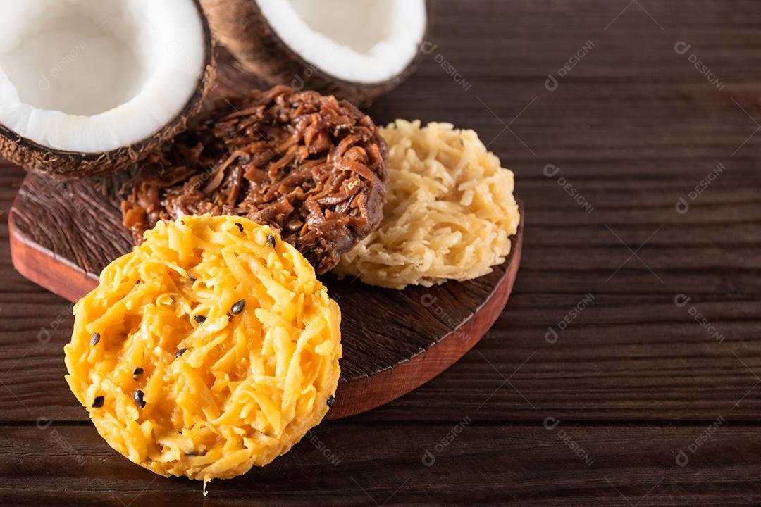 Doce de coco cocada em fundo de madeira rústica