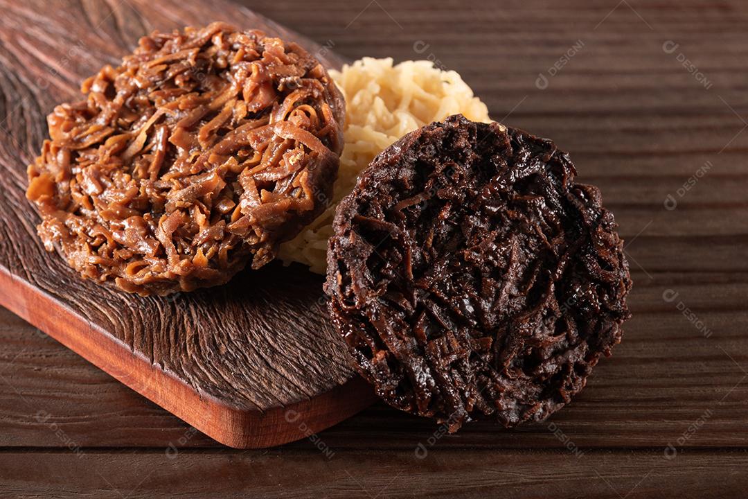 Doce de coco cocada em fundo de madeira rústica