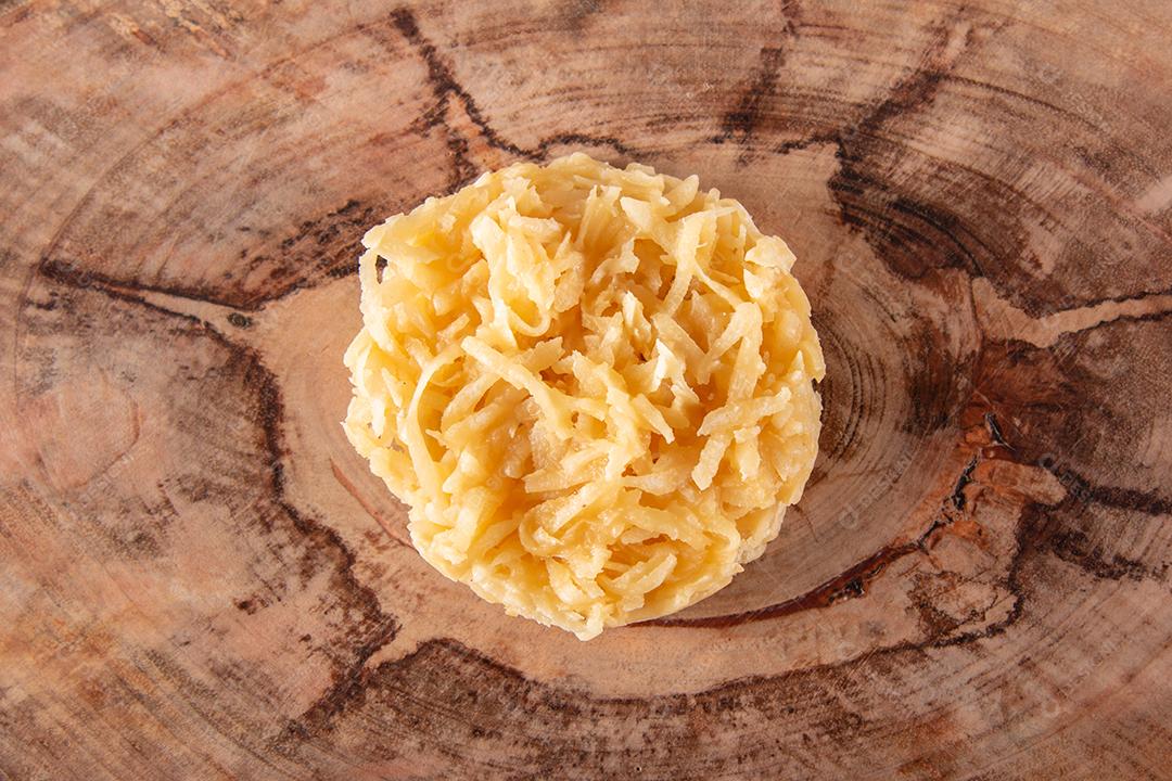 Doce de coco cocada em fundo de madeira rústica