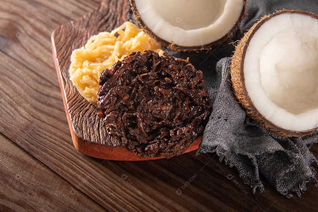 Doce de coco cocada em fundo de madeira rústica