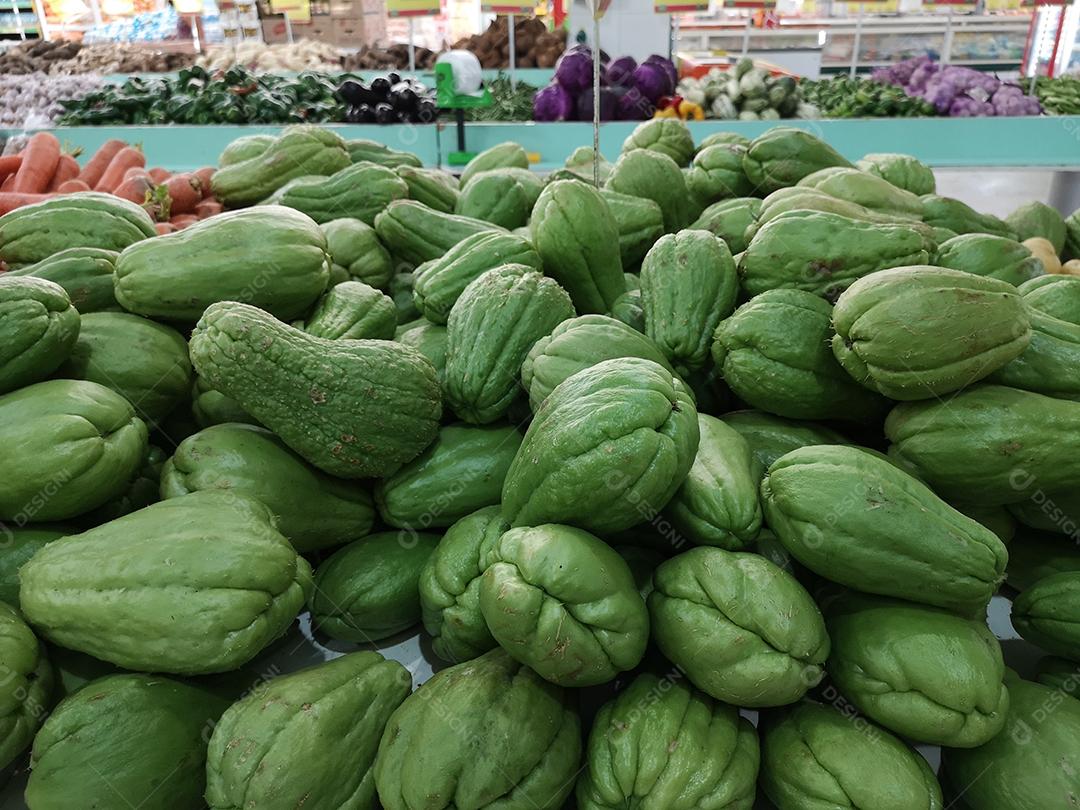 Chuchu à venda no supermercado