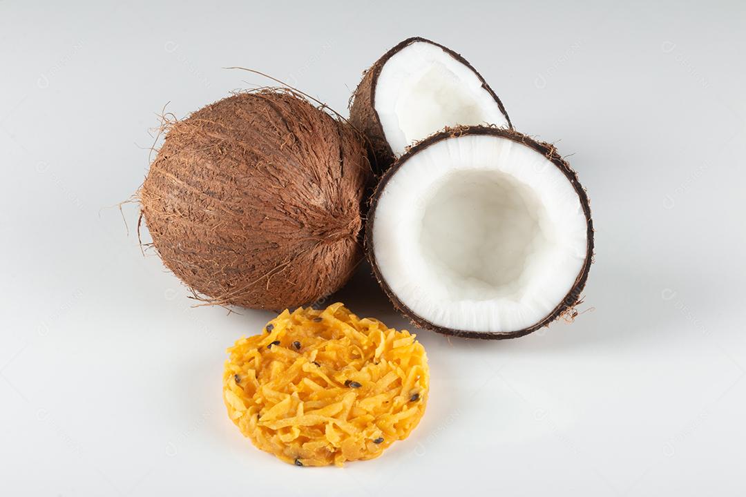 Doce de coco cocada em fundo de madeira rústica