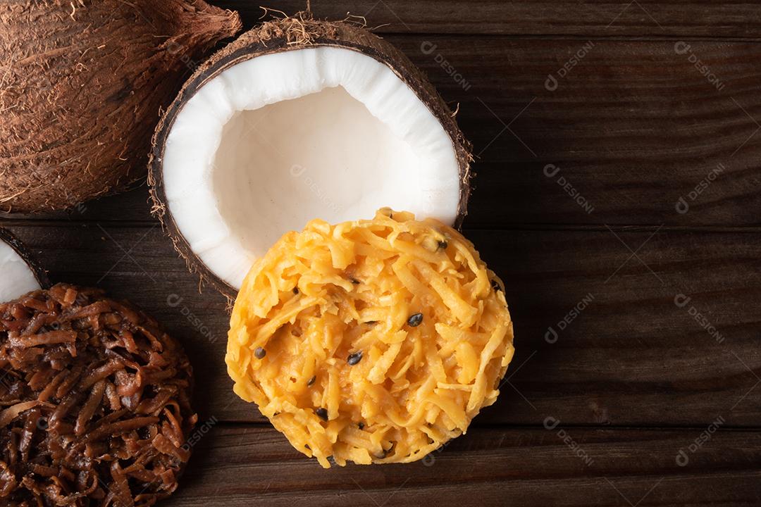 Doce de coco cocada em fundo de madeira rústica