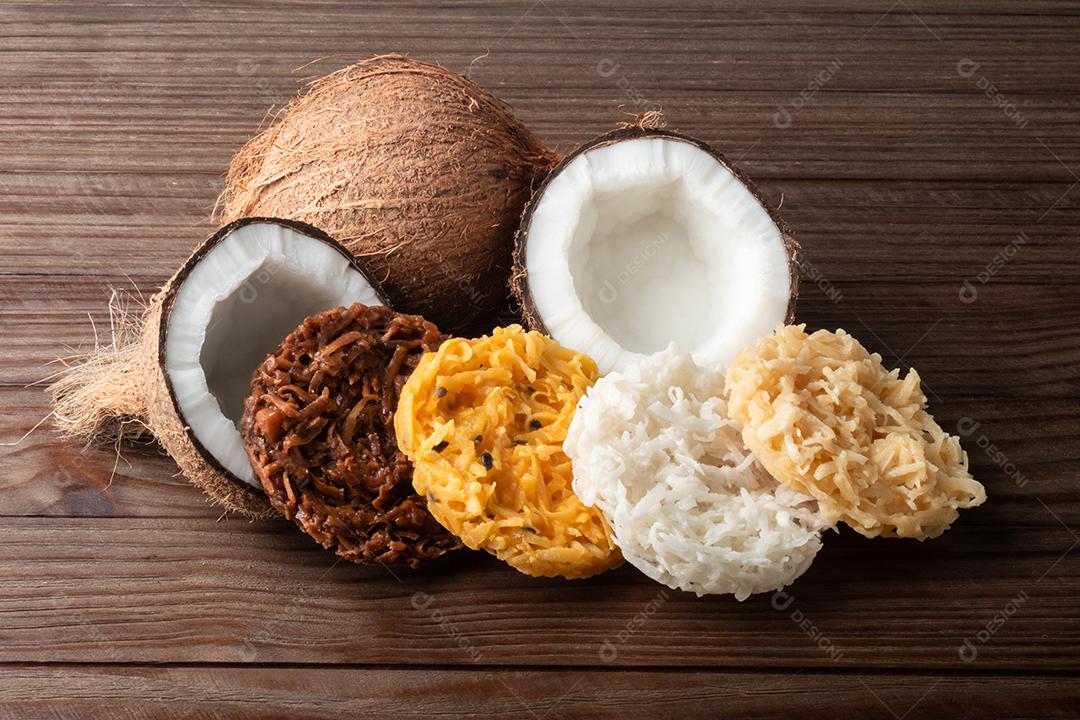 Doce de coco cocada em fundo de madeira rústica