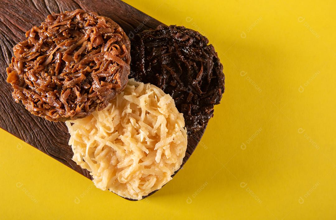 Doce de coco cocada em fundo de madeira rústica