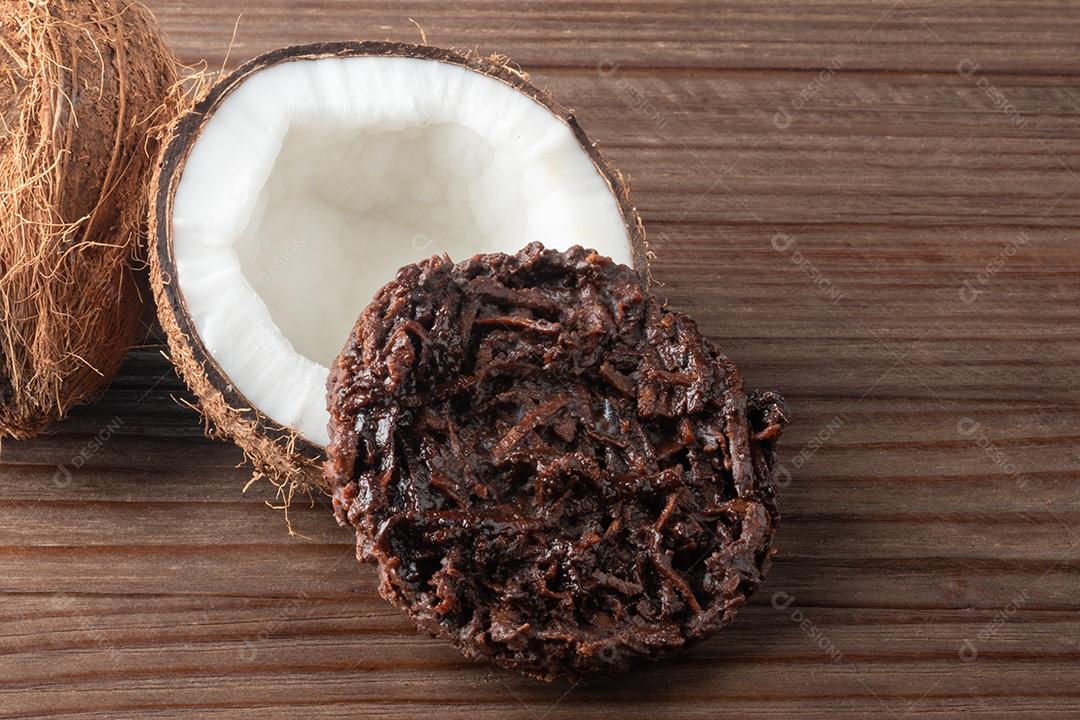 Doce de coco cocada em fundo de madeira rústica