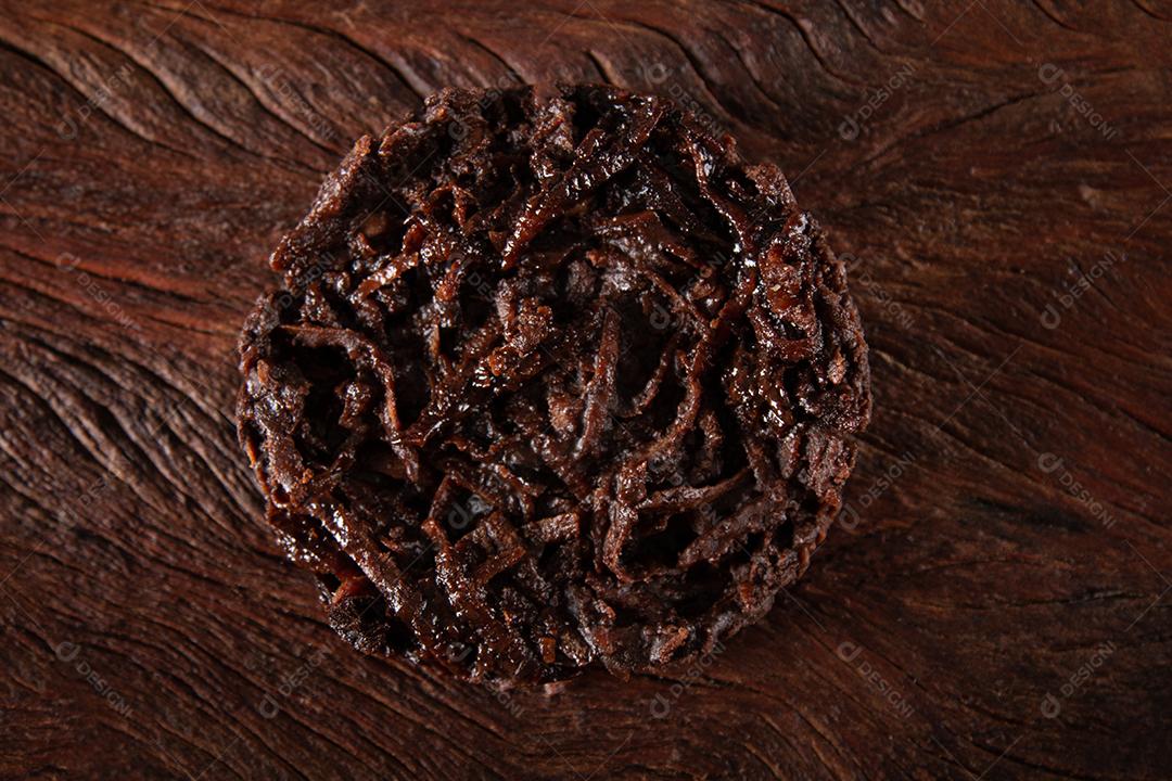 Doce de coco cocada em fundo de madeira rústica