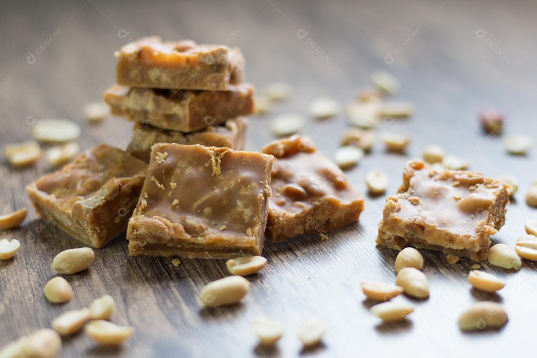 Pedaços de caramelos de amendoim na mesa