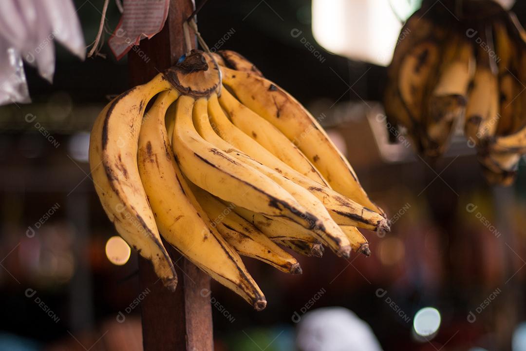 Banana à venda em feira de foco seletivo