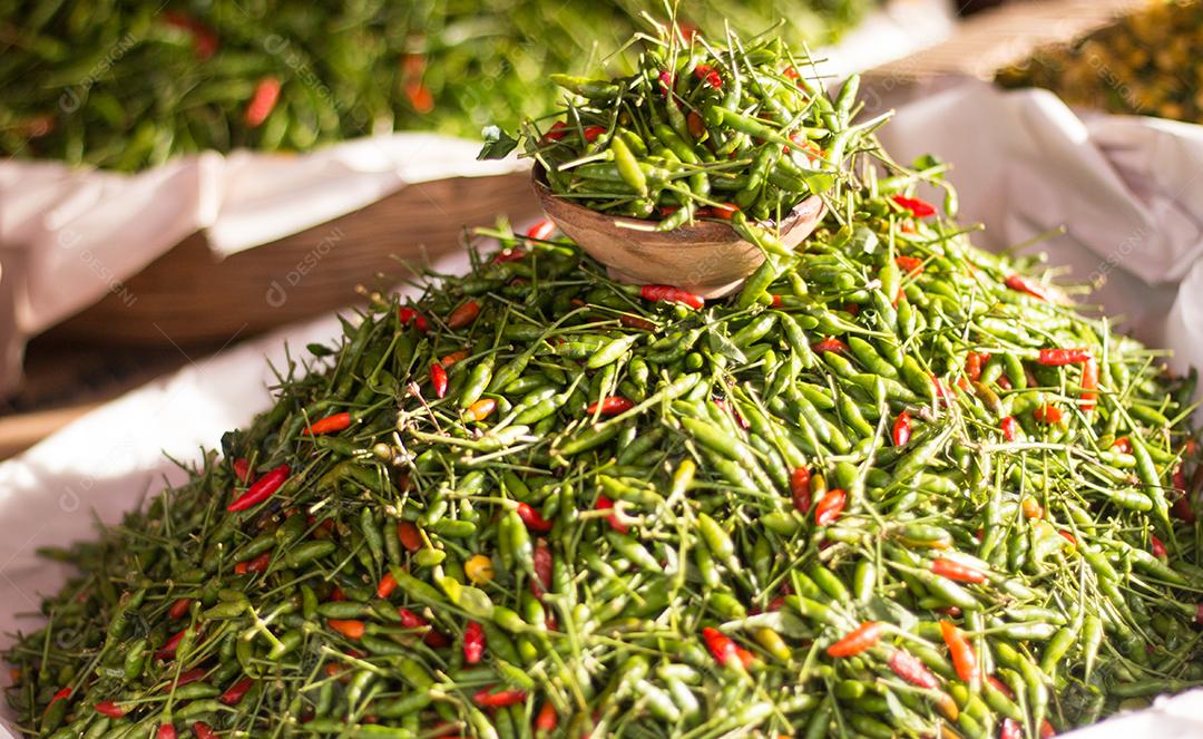 Pimenta à venda em feira popular de foco seletivo