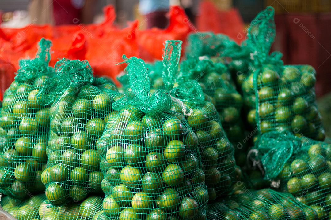 Limão em sacos à venda na feira popular foco seletivo