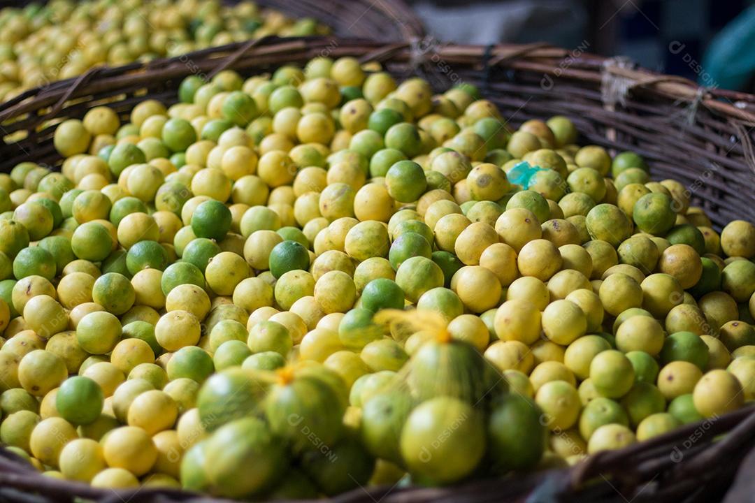 Limão à venda em feira popular de foco seletivo