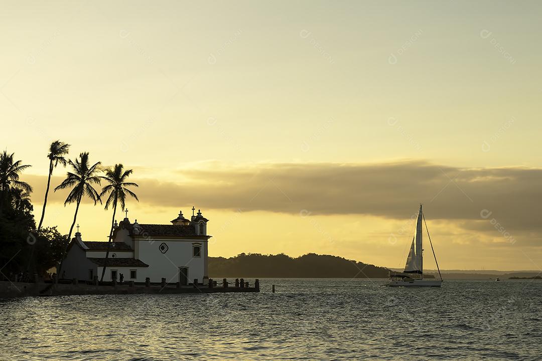 pôr do sol com Igreja na Baía de Todos os Santos na Bahia Brasil