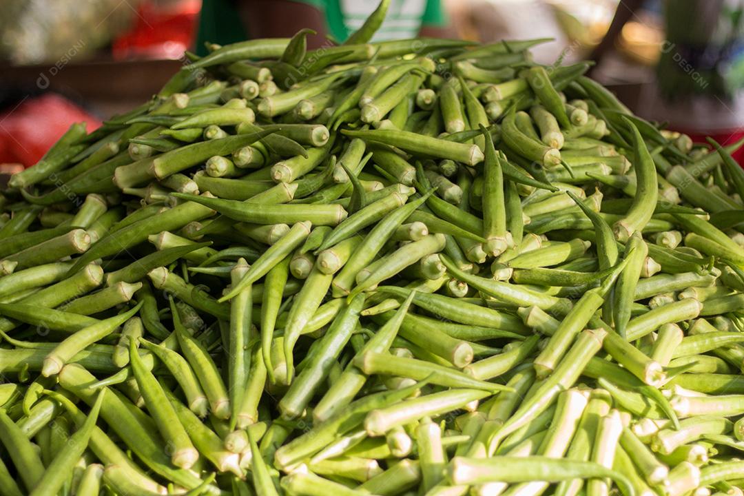 Quiabo verde fresco à venda no mercado
