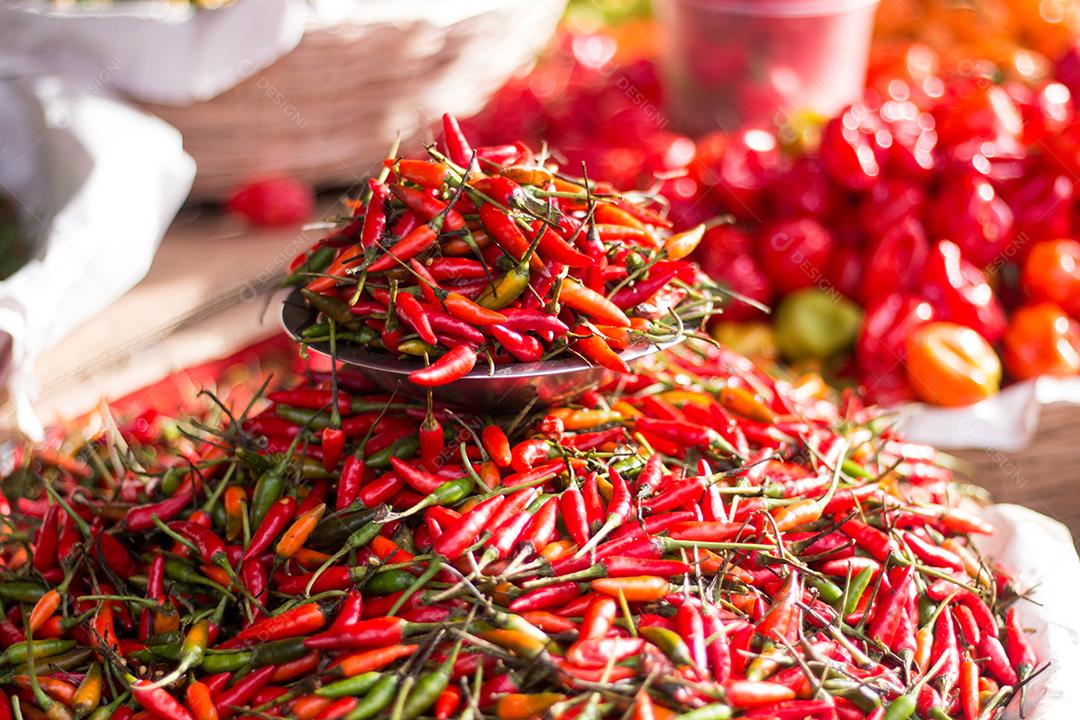Pimenta à venda em feira popular de foco seletivo